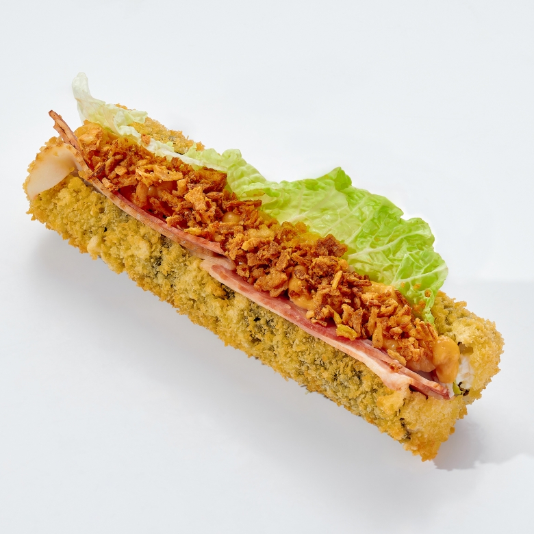 Хот дог с грудкой и беконом